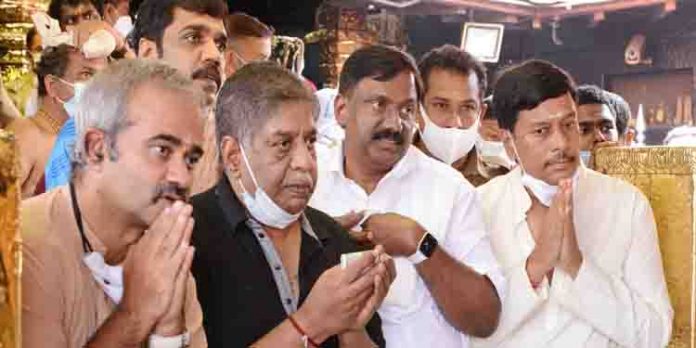 ഹെക്ട്രോ ഗ്രൂപ്പ് ചെയര്മാന് ബി. പാര്ത്ഥസാരഥി റെഡ്ഡി ശബരിമല ദര്ശനം നടത്തി ; കെട്ടിട നവീകരണത്തിന് 4.5 കോടി രൂപയുടെ വാഗ്ദാനം ഹെക്ട്രോ ഗ്രൂപ്പ് ചെയര്മാന് ബി. പാര്ത്ഥസാരഥി റെഡ്ഡി ശബരിമല ദര്ശനം നടത്തി ; കെട്ടിട നവീകരണത്തിന് 4.5 കോടി രൂപയുടെ വാഗ്ദാനം