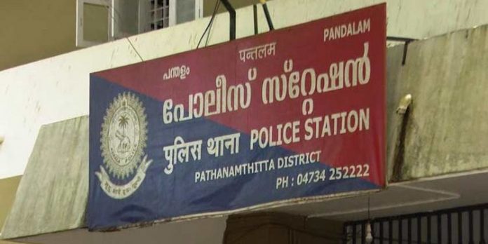 പന്തളത്ത് പോലീസിന് നേരെ ആക്രമണം ; എസ്ഐയുടെ കാലൊടിഞ്ഞു – രണ്ട് പേർ അറസ്റ്റിൽ പന്തളത്ത് പോലീസിന് നേരെ ആക്രമണം ; എസ്ഐയുടെ കാലൊടിഞ്ഞു – രണ്ട് പേർ അറസ്റ്റിൽ