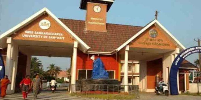 അശ്ലീല ചുവയോടെ സംസാരിച്ചു’ ; കാലടി സര്വ്വകലാശാലയിലെ അധ്യാപകന് സസ്പെന്ഷന് അശ്ലീല ചുവയോടെ സംസാരിച്ചു’ ; കാലടി സര്വ്വകലാശാലയിലെ അധ്യാപകന് സസ്പെന്ഷന്