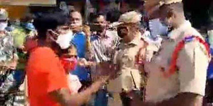 എട്ടുവയസുകാരിയായ മകള്ക്ക് മുന്നില് വെച്ച് പോലീസ് ഉദ്യോഗസ്ഥന് പിതാവിനെ മര്ദ്ദിച്ചതായി പരാതി എട്ടുവയസുകാരിയായ മകള്ക്ക് മുന്നില് വെച്ച് പോലീസ് ഉദ്യോഗസ്ഥന് പിതാവിനെ മര്ദ്ദിച്ചതായി പരാതി