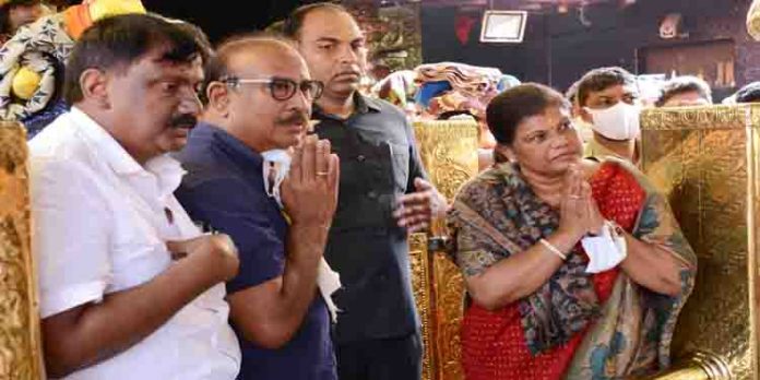 ഭാരത് ബയോടെക് എംഡി ഡോ. കൃഷ്ണ എല്ല ശബരിമലയില് ദര്ശനം നടത്തി ; അന്നദാനത്തിന് ഒരു കോടി നല്കി ഭാരത് ബയോടെക് എംഡി ഡോ. കൃഷ്ണ എല്ല ശബരിമലയില് ദര്ശനം നടത്തി ; അന്നദാനത്തിന് ഒരു കോടി നല്കി