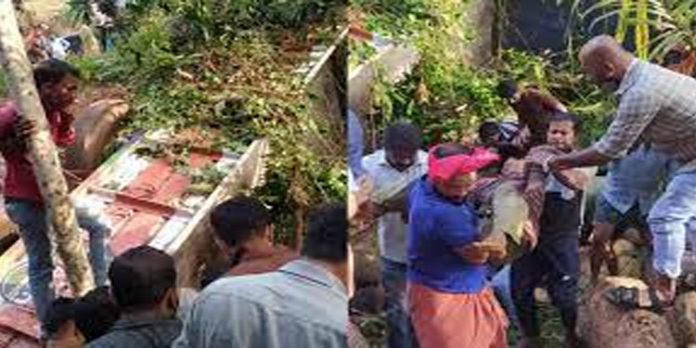 കാസർഗോഡ് മരം കയറ്റിയ ലോറി മറിഞ്ഞു ; നാല് പേർക്ക് ദാരുണാന്ത്യം കാസർഗോഡ് മരം കയറ്റിയ ലോറി മറിഞ്ഞു ; നാല് പേർക്ക് ദാരുണാന്ത്യം