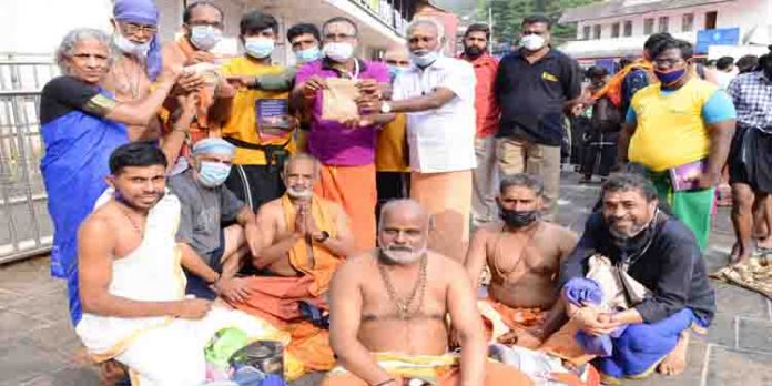 പ്ലാസ്റ്റിക്കിനെതിരെ ബോധവല്ക്കരണവുമായി പുണ്യം പൂങ്കാവനം പ്രവര്ത്തകര് പ്ലാസ്റ്റിക്കിനെതിരെ ബോധവല്ക്കരണവുമായി പുണ്യം പൂങ്കാവനം പ്രവര്ത്തകര്