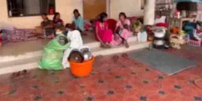 ദുരിതാശ്വാസ ക്യാമ്പായി പ്രവര്ത്തിച്ചിരുന്ന സ്കൂളില് നിന്ന് മത്സ്യത്തൊഴിലാളികളെ അര്ധരാത്രിയില് ഇറക്കി വിട്ടു ദുരിതാശ്വാസ ക്യാമ്പായി പ്രവര്ത്തിച്ചിരുന്ന സ്കൂളില് നിന്ന് മത്സ്യത്തൊഴിലാളികളെ അര്ധരാത്രിയില് ഇറക്കി വിട്ടു