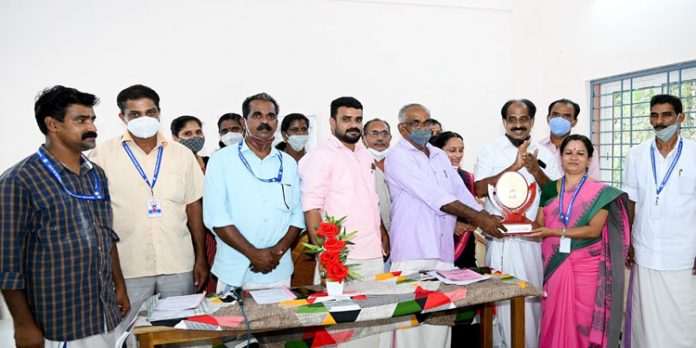 ബാങ്ക് ഭരണസമിതി ജീവനക്കാരെ അനുമോദിച്ചു ബാങ്ക് ഭരണസമിതി ജീവനക്കാരെ അനുമോദിച്ചു