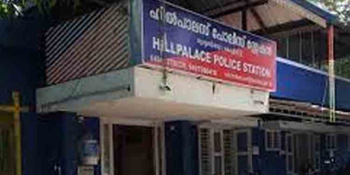 സംസ്ഥാനത്ത് വീണ്ടും പോലീസിന്റെ അഴിഞ്ഞാട്ടം ; വനിതാ എസ്ഐയുടെ നേതൃത്വത്തില് ക്രൂരമര്ദ്ദനം – യുവാക്കള് ആശുപത്രിയില് സംസ്ഥാനത്ത് വീണ്ടും പോലീസിന്റെ അഴിഞ്ഞാട്ടം ; വനിതാ എസ്ഐയുടെ നേതൃത്വത്തില് ക്രൂരമര്ദ്ദനം – യുവാക്കള് ആശുപത്രിയില്
