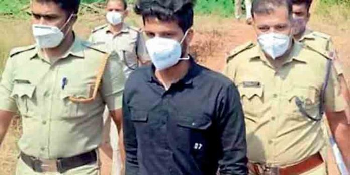 സന്ദീപ്കുമാര് വധക്കേസില് നാലാം പ്രതി മുഹമ്മദ് മന്സൂറിനെ മൊഗ്രാലിലെ വീട്ടിലെത്തിച്ച് പോലീസ് തെളിവെടുത്തു സന്ദീപ്കുമാര് വധക്കേസില് നാലാം പ്രതി മുഹമ്മദ് മന്സൂറിനെ മൊഗ്രാലിലെ വീട്ടിലെത്തിച്ച് പോലീസ് തെളിവെടുത്തു