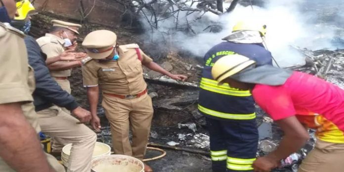 ഹെലികോപ്റ്റര് അപകടം ; വ്യോമസേന ഉദ്യോഗസ്ഥര് പരിശോധന നടത്തുന്നു ഹെലികോപ്റ്റര് അപകടം ; വ്യോമസേന ഉദ്യോഗസ്ഥര് പരിശോധന നടത്തുന്നു