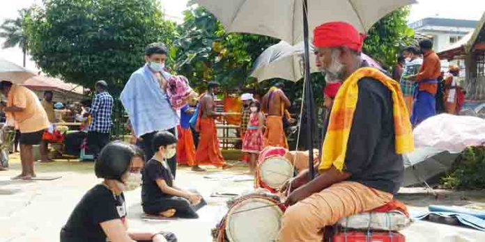 കേശാദിപാദം പാടാന് പറകൊട്ടിപാട്ടുകാര് സന്നിധാനത്ത് സജീവം കേശാദിപാദം പാടാന് പറകൊട്ടിപാട്ടുകാര് സന്നിധാനത്ത് സജീവം
