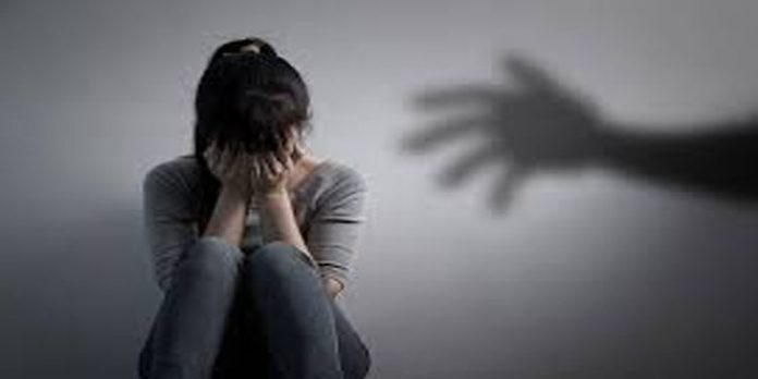 ‘സുരക്ഷിതയിടം ഗർഭപാത്രവും കുഴിമാടവും മാത്രം’ ; പീഡിപ്പിക്കപ്പെട്ട് ജീവനൊടുക്കിയ പെൺകുട്ടിയുടെ ആത്മഹത്യാക്കുറിപ്പ് ‘സുരക്ഷിതയിടം ഗർഭപാത്രവും കുഴിമാടവും മാത്രം’ ; പീഡിപ്പിക്കപ്പെട്ട് ജീവനൊടുക്കിയ പെൺകുട്ടിയുടെ ആത്മഹത്യാക്കുറിപ്പ്