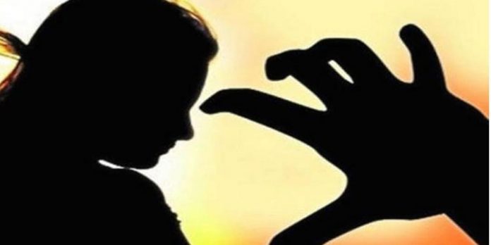 പട്ടാപ്പകല് വിദ്യാര്ഥിനിക്കു നേരെ പീഡന ശ്രമം ; പെണ്കുട്ടി യുവാവിനെ പിടികൂടി പോലീസിൽ ഏല്പിച്ചു പട്ടാപ്പകല് വിദ്യാര്ഥിനിക്കു നേരെ പീഡന ശ്രമം ; പെണ്കുട്ടി യുവാവിനെ പിടികൂടി പോലീസിൽ ഏല്പിച്ചു