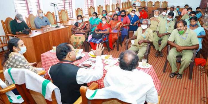 ദേശീയ സഫായി കരംചാരിസ് കമ്മീഷന് അംഗം ഡോ.പി.പി വാവ ശുചീകരണ തൊഴിലാളികളുമായി ആശയ വിനിമയം നടത്തി ദേശീയ സഫായി കരംചാരിസ് കമ്മീഷന് അംഗം ഡോ.പി.പി വാവ ശുചീകരണ തൊഴിലാളികളുമായി ആശയ വിനിമയം നടത്തി