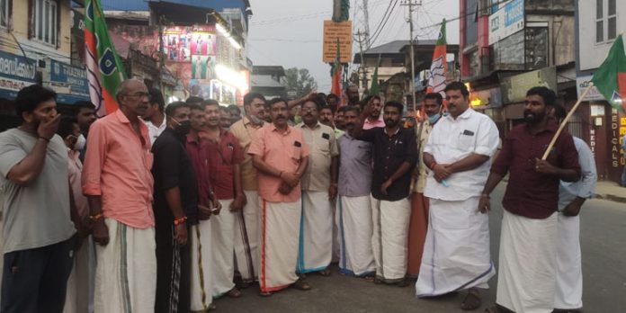 ബിജെപി നേതാവിന്റെ കൊലപാതകം ; പ്രതിഷേധ പ്രകടനം നടത്തി ബിജെപി നേതാവിന്റെ കൊലപാതകം ; പ്രതിഷേധ പ്രകടനം നടത്തി