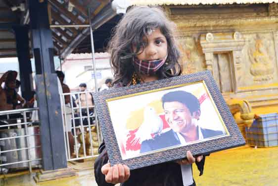 പുനീത് രാജ്കുമാറിന്റെ ചിത്രവുമായി കൊച്ചുമാളികപ്പുറം സന്നിധാനത്ത് പുനീത് രാജ്കുമാറിന്റെ ചിത്രവുമായി കൊച്ചുമാളികപ്പുറം സന്നിധാനത്ത്