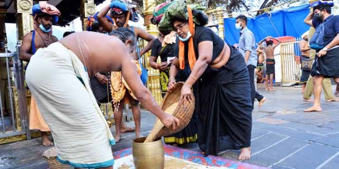 പുതു തലമുറയ്ക്കും പ്രിയങ്കരമായി ശബരിമല സന്നിധാനത്തെ പറ നിറയ്ക്കല് പുതു തലമുറയ്ക്കും പ്രിയങ്കരമായി ശബരിമല സന്നിധാനത്തെ പറ നിറയ്ക്കല്
