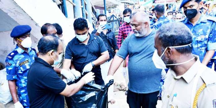 ഐജി പി.വിജയന് ശബരിമലയില് ദര്ശനം നടത്തി ഐജി പി.വിജയന് ശബരിമലയില് ദര്ശനം നടത്തി
