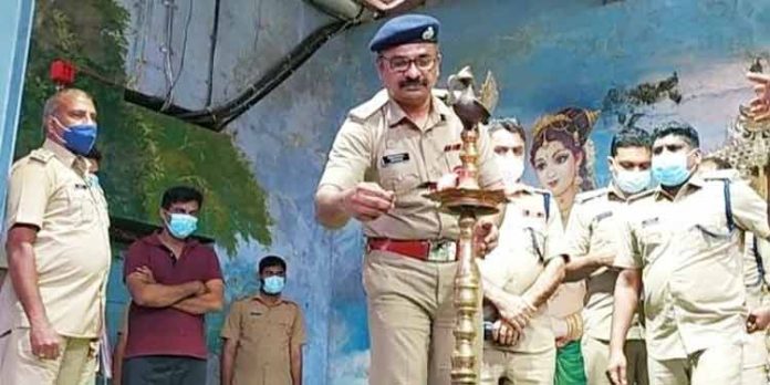 സന്നിധാനത്ത് പോലിസിന്റെ മൂന്നാംബാച്ച് ചുമതലയേറ്റു സന്നിധാനത്ത് പോലിസിന്റെ മൂന്നാംബാച്ച് ചുമതലയേറ്റു