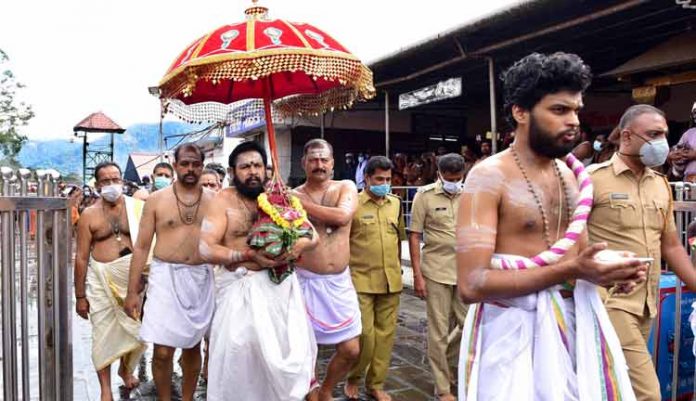 ശബരിമലയില് കളഭാഭിഷേകം നടന്നു ശബരിമലയില് കളഭാഭിഷേകം നടന്നു