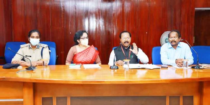 ശുചീകരണ തൊഴിലാളികള്ക്ക് മിനിമം വേതനം ഉറപ്പാക്കും : സഫായി കര്മചാരിസ് അംഗം ഡോ.പി.പി വാവ ശുചീകരണ തൊഴിലാളികള്ക്ക് മിനിമം വേതനം ഉറപ്പാക്കും : സഫായി കര്മചാരിസ് അംഗം ഡോ.പി.പി വാവ