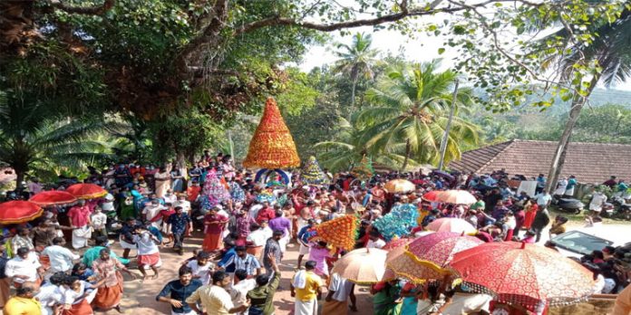 മണ്ഡല മഹോത്സവത്തിന് സമാപനം ; കോട്ടാങ്ങൽ ദേവി ക്ഷേത്രത്തിൽ കാവടിയാട്ടം നടന്നു മണ്ഡല മഹോത്സവത്തിന് സമാപനം ; കോട്ടാങ്ങൽ ദേവി ക്ഷേത്രത്തിൽ കാവടിയാട്ടം നടന്നു
