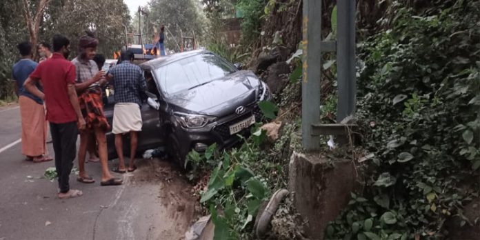 മാടമണ്ണിൽ തീർത്ഥാടന വാഹനം അപകടത്തിൽപ്പെട്ടു മാടമണ്ണിൽ തീർത്ഥാടന വാഹനം അപകടത്തിൽപ്പെട്ടു