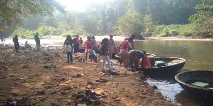 ക്രിസ്തുമസ് അവധിയില് അടവിയിലും ആനത്താവളത്തിലും വന്തിരക്ക് ക്രിസ്തുമസ് അവധിയില് അടവിയിലും ആനത്താവളത്തിലും വന്തിരക്ക്