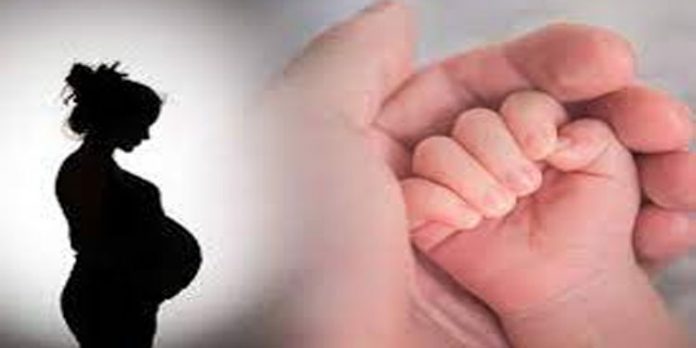 യൂട്യൂബ് നോക്കി യുവതി പ്രസവിച്ചു ; കുഞ്ഞിന് ദാരുണാന്ത്യം യൂട്യൂബ് നോക്കി യുവതി പ്രസവിച്ചു ; കുഞ്ഞിന് ദാരുണാന്ത്യം