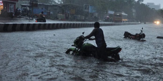 തമിഴ്നാട്ടില് ശക്തമായ മഴ ; വൈദ്യുതാഘാതമേറ്റ് മൂന്ന് മരണം തമിഴ്നാട്ടില് ശക്തമായ മഴ ; വൈദ്യുതാഘാതമേറ്റ് മൂന്ന് മരണം