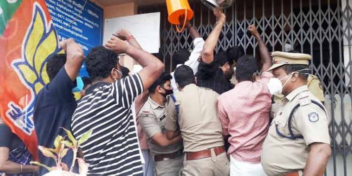 കുടിവെള്ള ക്ഷാമം പരിഹരിക്കണമെന്ന് ആവശ്യപെട്ട് ബി.ജെ.പി പഞ്ചായത്ത് ഓഫീസ് ഉപരോധിച്ചു കുടിവെള്ള ക്ഷാമം പരിഹരിക്കണമെന്ന് ആവശ്യപെട്ട് ബി.ജെ.പി പഞ്ചായത്ത് ഓഫീസ് ഉപരോധിച്ചു