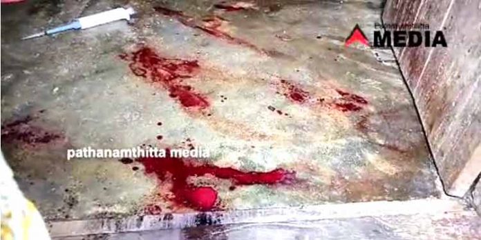 കോഴഞ്ചേരിയില് വീടിന്റെ തറയില് രക്തം കണ്ടത് ഇങ്ങനെ …. കോഴഞ്ചേരിയില് വീടിന്റെ തറയില് രക്തം കണ്ടത് ഇങ്ങനെ ….