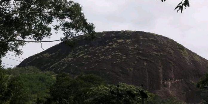 കോന്നിയുടെ വശ്യസൗന്ദര്യം വാനോളം ഉയർത്തി കാട്ടാത്തിപ്പാറയുടെ ദൃശ്യഭംഗി കോന്നിയുടെ വശ്യസൗന്ദര്യം വാനോളം ഉയർത്തി കാട്ടാത്തിപ്പാറയുടെ ദൃശ്യഭംഗി
