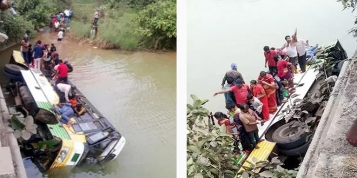 ആന്ധ്രയില് ബസ് കനാലിലേക്ക് മറിഞ്ഞു ; സ്ത്രീകള് ഉള്പ്പെടെ ഒന്പത് പേര് മരിച്ചു ആന്ധ്രയില് ബസ് കനാലിലേക്ക് മറിഞ്ഞു ; സ്ത്രീകള് ഉള്പ്പെടെ ഒന്പത് പേര് മരിച്ചു