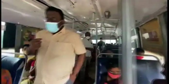 മാസ്ക്കില്ലാത്തവരെയും വാക്സിനെടുക്കാത്തവരെയും കണ്ടെത്താൻ നേരിട്ടിറങ്ങി കളക്ടർ മാസ്ക്കില്ലാത്തവരെയും വാക്സിനെടുക്കാത്തവരെയും കണ്ടെത്താൻ നേരിട്ടിറങ്ങി കളക്ടർ