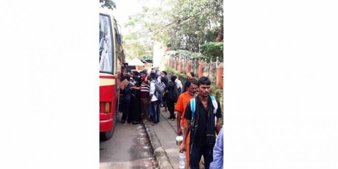 ചെങ്ങന്നൂരില് എത്തുന്ന അയ്യപ്പന്മാര്ക്ക് യാത്രാ ദുരിതം ; കെ.എസ്.ആര്.ടി.സി ബസ്സുകളുടെ കുറവ് ഭക്തരെ വലയ്ക്കുന്നു ചെങ്ങന്നൂരില് എത്തുന്ന അയ്യപ്പന്മാര്ക്ക് യാത്രാ ദുരിതം ; കെ.എസ്.ആര്.ടി.സി ബസ്സുകളുടെ കുറവ് ഭക്തരെ വലയ്ക്കുന്നു