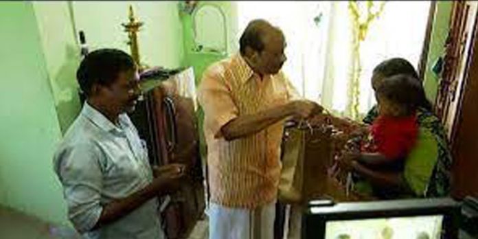അപകടസമയത്ത് തുണയായവരോടു നന്ദി പറഞ്ഞ് യൂസഫലി ; കൈനിറയെ സമ്മാനങ്ങൾ അപകടസമയത്ത് തുണയായവരോടു നന്ദി പറഞ്ഞ് യൂസഫലി ; കൈനിറയെ സമ്മാനങ്ങൾ