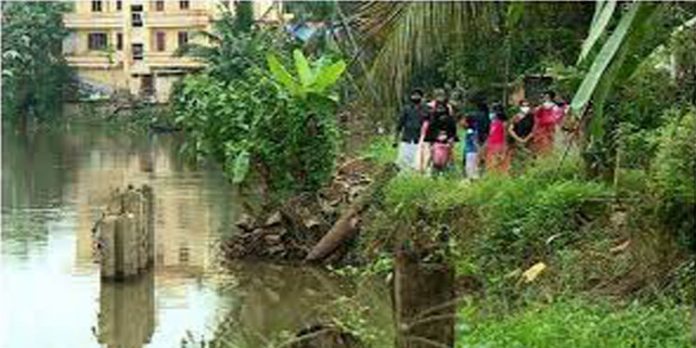 നാലു വര്ഷം മുമ്പ് റോഡ് ഒലിച്ചുപോയി ; പണം അനുവദിച്ചിട്ടും പണി പുരോഗമിക്കുന്നില്ല – റോഡിനായി സമരം നാലു വര്ഷം മുമ്പ് റോഡ് ഒലിച്ചുപോയി ; പണം അനുവദിച്ചിട്ടും പണി പുരോഗമിക്കുന്നില്ല – റോഡിനായി സമരം