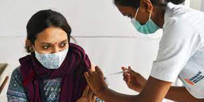 ആറ് കോവിഡ് വാക്സീനുകളുടെ ബൂസ്റ്റര് ഡോസ് സുരക്ഷിതമെന്ന് പഠനം ആറ് കോവിഡ് വാക്സീനുകളുടെ ബൂസ്റ്റര് ഡോസ് സുരക്ഷിതമെന്ന് പഠനം