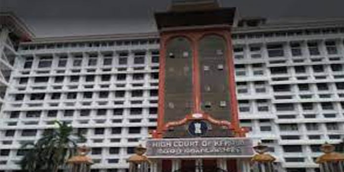 പാതയോരങ്ങളിലെ അനധികൃത കൊടിമരങ്ങള് ; ഭൂസംരക്ഷണ നിയമപ്രകാരം മാറ്റാൻ കളക്ടർമാർക്ക് ഹൈക്കോടതി നിർദേശം പാതയോരങ്ങളിലെ അനധികൃത കൊടിമരങ്ങള് ; ഭൂസംരക്ഷണ നിയമപ്രകാരം മാറ്റാൻ കളക്ടർമാർക്ക് ഹൈക്കോടതി നിർദേശം