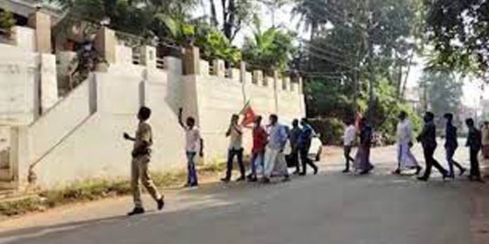 കണ്ണൂരിൽ എസ്ഡിപിഐ നേതാവിന്റെ വീട്ടിൽ ഇഡി പരിശോധന ; പ്രതിഷേധം കണ്ണൂരിൽ എസ്ഡിപിഐ നേതാവിന്റെ വീട്ടിൽ ഇഡി പരിശോധന ; പ്രതിഷേധം
