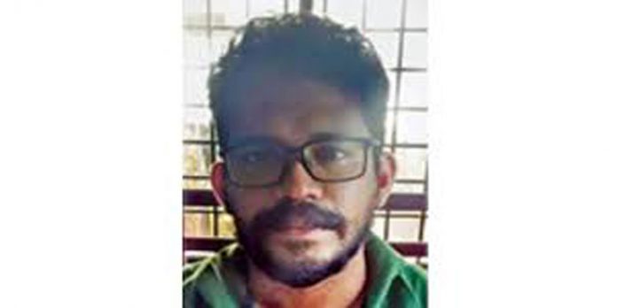 ഹാഷിഷ് ഓയില് ചെറിയ കുപ്പികളിലാക്കി ചില്ലറ വില്പ്പന ; യുവാവ് പിടിയില് ഹാഷിഷ് ഓയില് ചെറിയ കുപ്പികളിലാക്കി ചില്ലറ വില്പ്പന ; യുവാവ് പിടിയില്