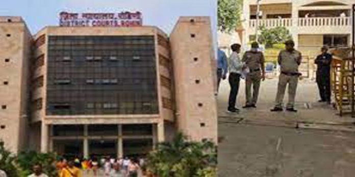 ഡല്ഹിയില് രോഹിണി കോടതിയില് സ്ഫോടനം ; കോടതി നടപടികള് നിര്ത്തി വെച്ചു ഡല്ഹിയില് രോഹിണി കോടതിയില് സ്ഫോടനം ; കോടതി നടപടികള് നിര്ത്തി വെച്ചു
