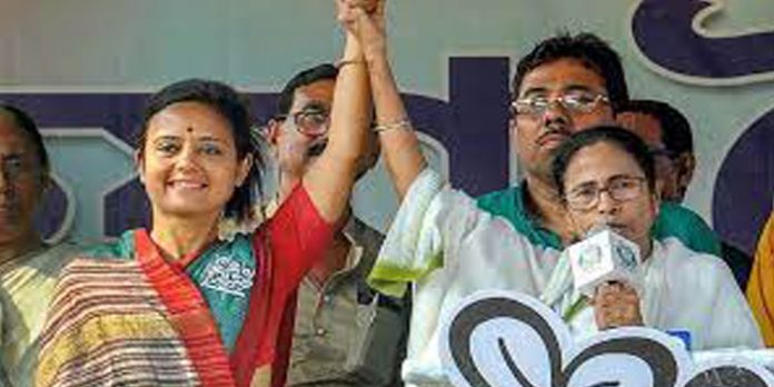പദവി എന്നും ഉണ്ടാകണമെന്നില്ല ; തൃണമൂല് എം.പി മഹുവ മൊയിത്രയെ വേദിയിലിരുത്തി വിമര്ശിച്ച് മമത പദവി എന്നും ഉണ്ടാകണമെന്നില്ല ; തൃണമൂല് എം.പി മഹുവ മൊയിത്രയെ വേദിയിലിരുത്തി വിമര്ശിച്ച് മമത