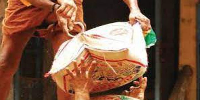 ചുമട്ടുതൊഴിൽ നിർത്തേണ്ട കാലം കഴിഞ്ഞു : ഹൈക്കോടതി ചുമട്ടുതൊഴിൽ നിർത്തേണ്ട കാലം കഴിഞ്ഞു : ഹൈക്കോടതി