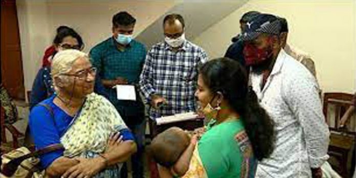 ദത്ത് വിവാദത്തിൽ മുഖ്യമന്ത്രി മറുപടി പറയണം ; അനുപമയെയും കുഞ്ഞിനെയും കാണാനെത്തി മേധാ പട്കര് ദത്ത് വിവാദത്തിൽ മുഖ്യമന്ത്രി മറുപടി പറയണം ; അനുപമയെയും കുഞ്ഞിനെയും കാണാനെത്തി മേധാ പട്കര്