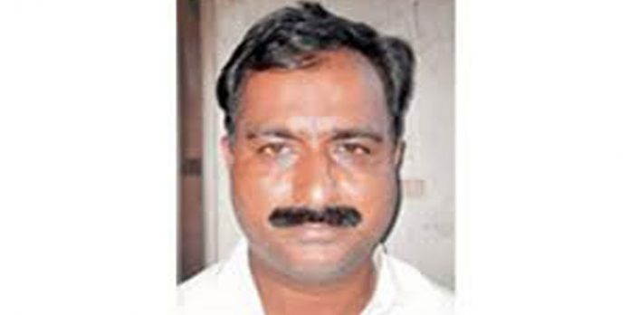 63 കാരന്റെ ആത്മഹത്യ ; ഒരാള് അറസ്റ്റില് – മതില്ചാടി രക്ഷപ്പെടാന്ശ്രമം ; ബന്ധുക്കള് പോലീസിനെ തടഞ്ഞു 63 കാരന്റെ ആത്മഹത്യ ; ഒരാള് അറസ്റ്റില് – മതില്ചാടി രക്ഷപ്പെടാന്ശ്രമം ; ബന്ധുക്കള് പോലീസിനെ തടഞ്ഞു
