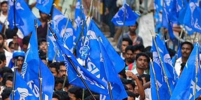 കെഎസ്യു പുനഃസംഘടനയിലും ഗ്രൂപ്പ് പോര് ; തെരഞ്ഞെടുപ്പ് ഒഴിവാക്കാന് നീക്കം – ഉടക്കി ചെന്നിത്തല കെഎസ്യു പുനഃസംഘടനയിലും ഗ്രൂപ്പ് പോര് ; തെരഞ്ഞെടുപ്പ് ഒഴിവാക്കാന് നീക്കം – ഉടക്കി ചെന്നിത്തല