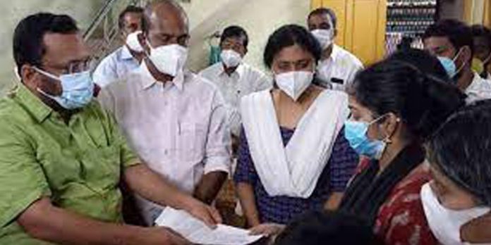 പ്രദീപിന്റെ ഭാര്യയ്ക്കു റവന്യൂ വകുപ്പിൽ ജോലി ; ഉത്തരവ് നേരിട്ടെത്തി കൈമാറി മന്ത്രി പ്രദീപിന്റെ ഭാര്യയ്ക്കു റവന്യൂ വകുപ്പിൽ ജോലി ; ഉത്തരവ് നേരിട്ടെത്തി കൈമാറി മന്ത്രി