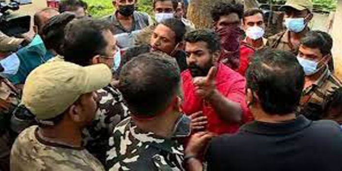 വനംവകുപ്പ് ഉദ്യോഗസ്ഥരുമായുള്ള വാക്കുതർക്കം ; മാനന്തവാടി നഗരസഭാ കൗൺസിലർക്കെതിരെ കേസ് വനംവകുപ്പ് ഉദ്യോഗസ്ഥരുമായുള്ള വാക്കുതർക്കം ; മാനന്തവാടി നഗരസഭാ കൗൺസിലർക്കെതിരെ കേസ്