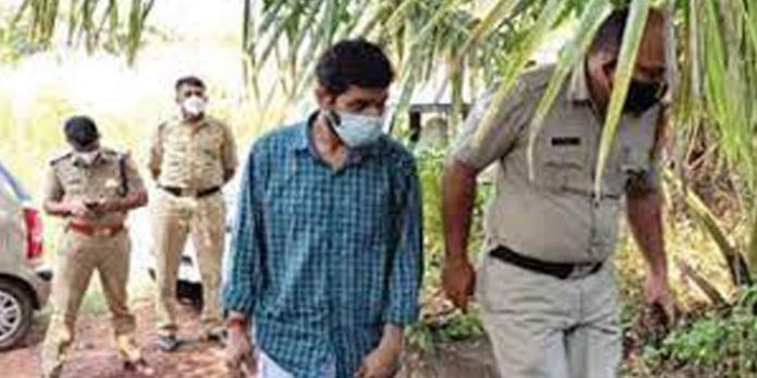 ഗര്ഭിണിയായ യുവതിയെ കുത്തിക്കൊല്ലാന് ശ്രമിച്ച ഭര്ത്താവ് പിടിയില് ; സംഭവസ്ഥലത്ത് തെളിവെടുപ്പിന് എത്തിച്ചു ഗര്ഭിണിയായ യുവതിയെ കുത്തിക്കൊല്ലാന് ശ്രമിച്ച ഭര്ത്താവ് പിടിയില് ; സംഭവസ്ഥലത്ത് തെളിവെടുപ്പിന് എത്തിച്ചു