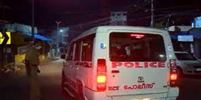 തിരുവനന്തപുരത്ത് ഗുണ്ടാവിളയാട്ടം തുടരുന്നു ; സ്ഫോടക വസ്തുക്കള് എറിഞ്ഞു ; രണ്ട് പേര്ക്ക് കുത്തേറ്റു തിരുവനന്തപുരത്ത് ഗുണ്ടാവിളയാട്ടം തുടരുന്നു ; സ്ഫോടക വസ്തുക്കള് എറിഞ്ഞു ; രണ്ട് പേര്ക്ക് കുത്തേറ്റു